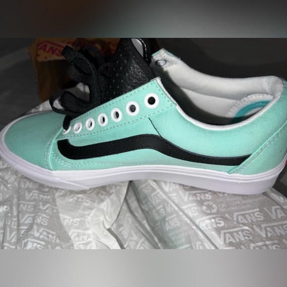 Women’s Air Jordan 12 Retro ((PLUS free shoes come along!)) - Picture 10 of 11